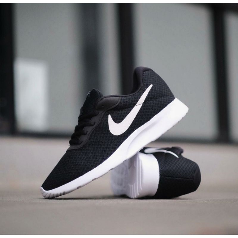 black nike trainers tanjun