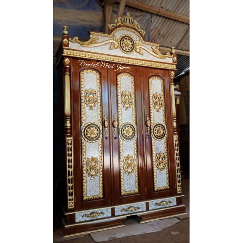 Almari Pakaian Jepara Ukir Kayu Jati Tua Pintu 3 / lemari Jati Pintu 3 / lemari mewah