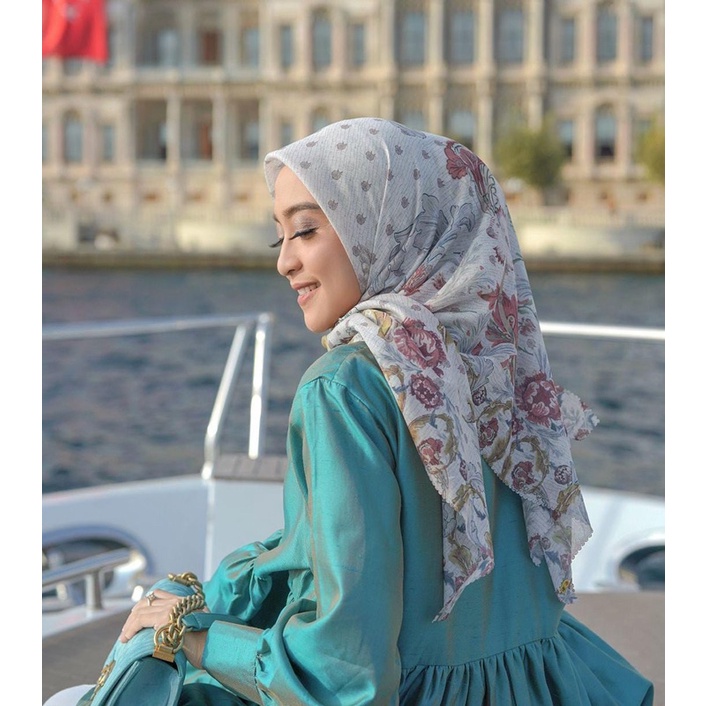 ROYALE WHITE buttonscarves