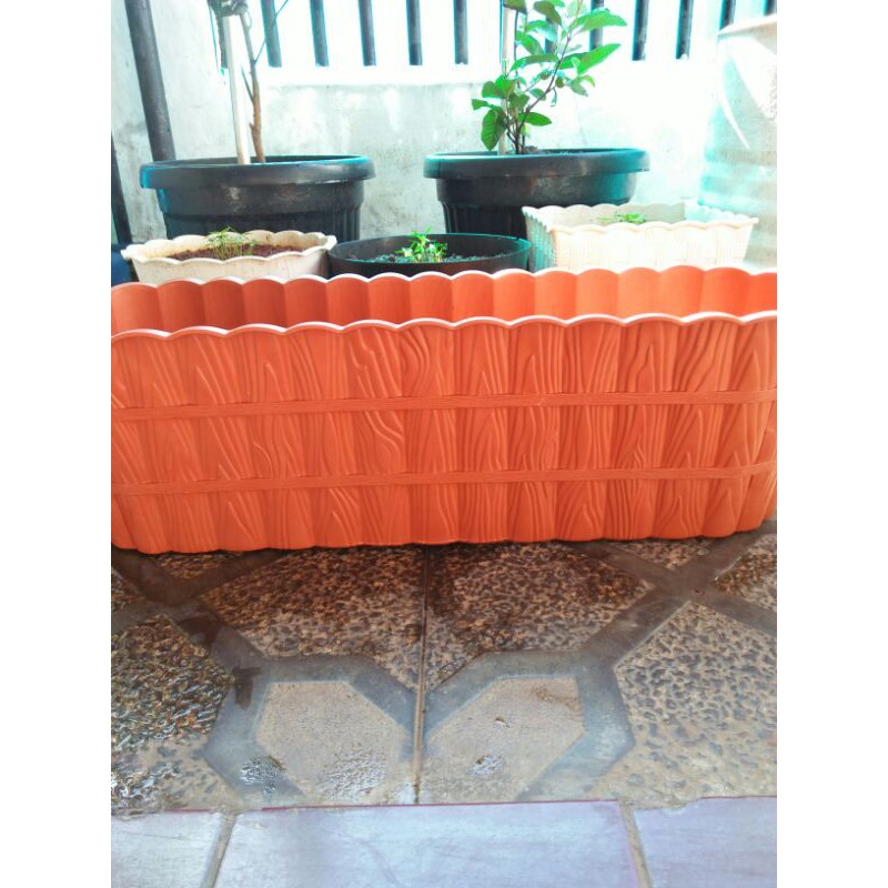 Pot bunga dan tanaman Hias Plastik CJP Motif Kayu panjang 70cm
