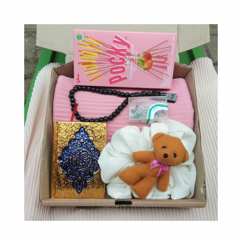 

HAMPERS/GIFT BOX PAKET KADO CEWEK Hijab pasmina Plisket ERMURAH HEMAT LEBAY
