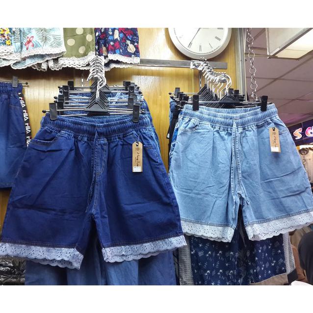 Celana Pendek Hotpants Wanita Bahan Jeans / Motif Bawahan Renda - Biru Muda, All Size