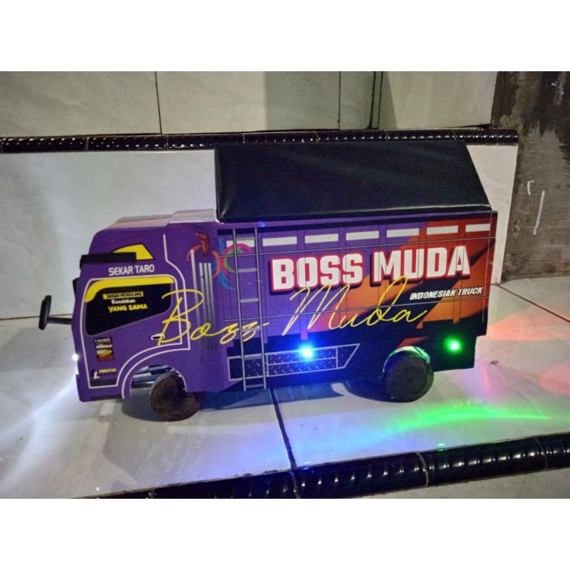 miniatur truk oleng ukuran P 35 L 15 T 17 Farias full setiker + lampu dan terpal