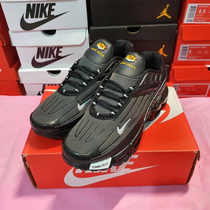 nike air max plus triple