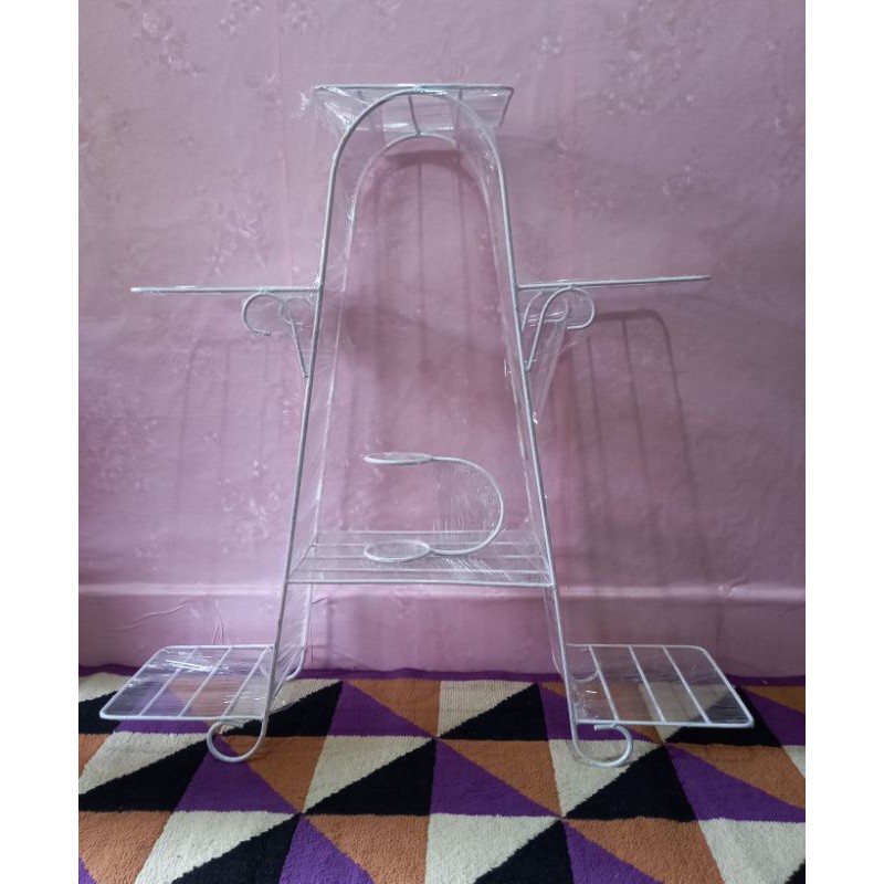 rak tanaman besi piramid