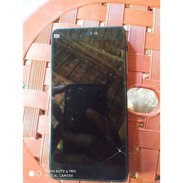 xiaomi mi 4c ram 2/16 minus retak sentuh normal bebas pola dan akun