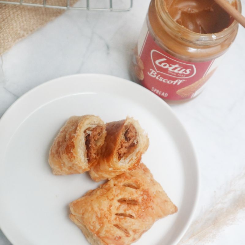 

LOTUS BISCOFF PASTRY ROLLS (1 box isi 10 pcs) | kue biscoff | roti biscoff