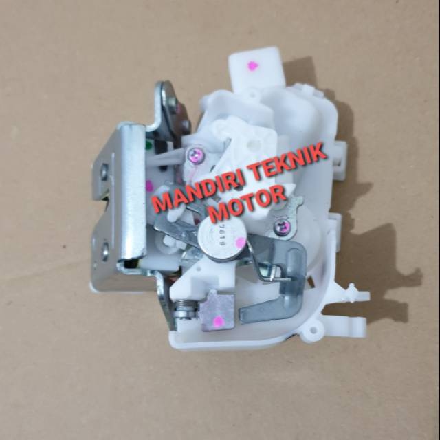 Door lock bagasi - door lock pintu belakang mitsubishi expander ori
