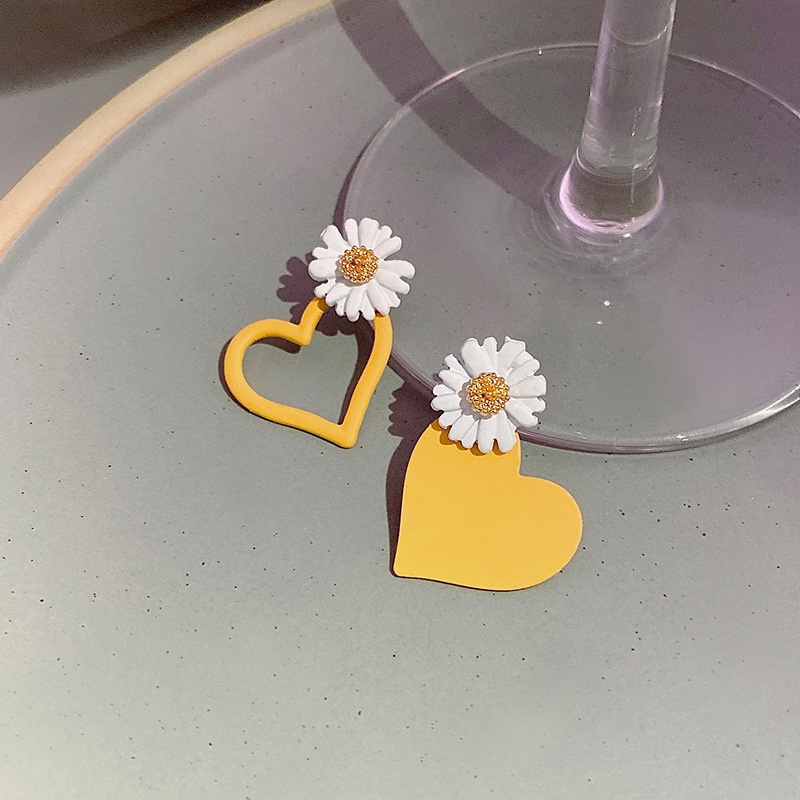 Anting Tusuk Asimetris Desain Bunga Daisy Kecil Warna Merah / Kuning / Putih Untuk Wanita