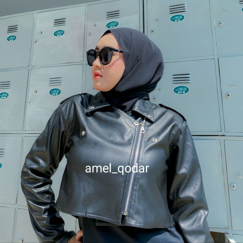 Jaket Semi Kulit Sintetis Viena Lati Premium Crop Top Women Black Hitam Faux Synthetic Leather Jacket Original 100% Genuine Shirt Style Korea Motor Pendek Sedang Branded Elegan Vintage Cewek Terbaru Kekinian Import Dewasa Fashion Outfit Hijab 2023