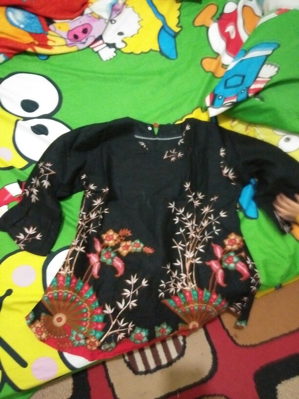 Blouse Atasan Batik Wanita-motif Kipas Merah Sania Ruffle Batik Atasan Ndoro Jowi Dnt Fairuz Arrafiq