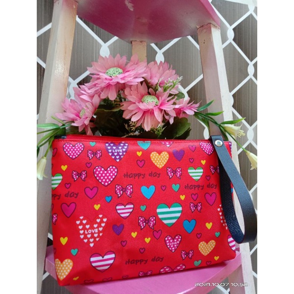 clutch wanita motif Love