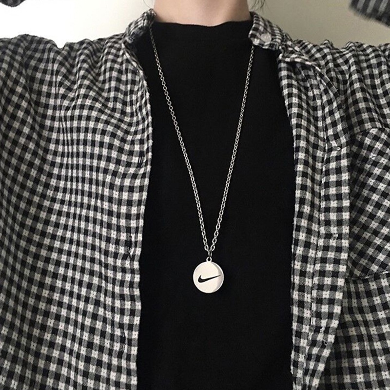 Gaya Korea fashion merek sederhana hook pasangan liontin bulat merek titanium steel kalung pria dan