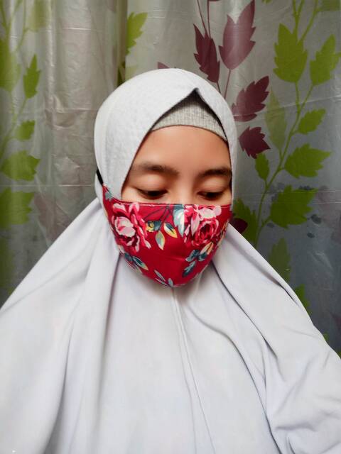 masker katun jepang bolak balik motif bunga.