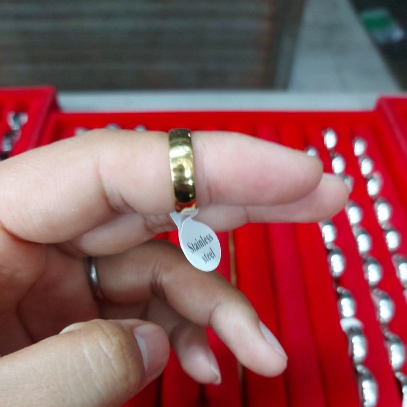 CINCIN STAINLESS STEEL/TITANIUM  OVAL 6MM perbox isi 36pcs