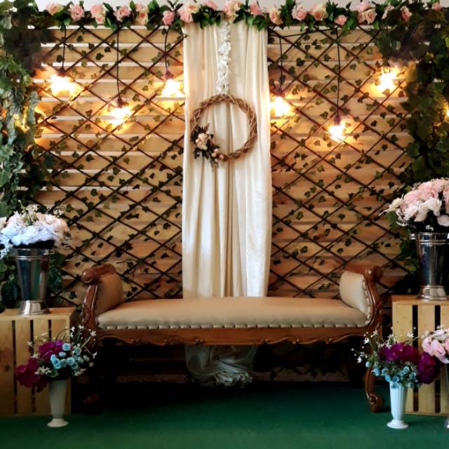 Backdrop dekorasi lamaran rustic