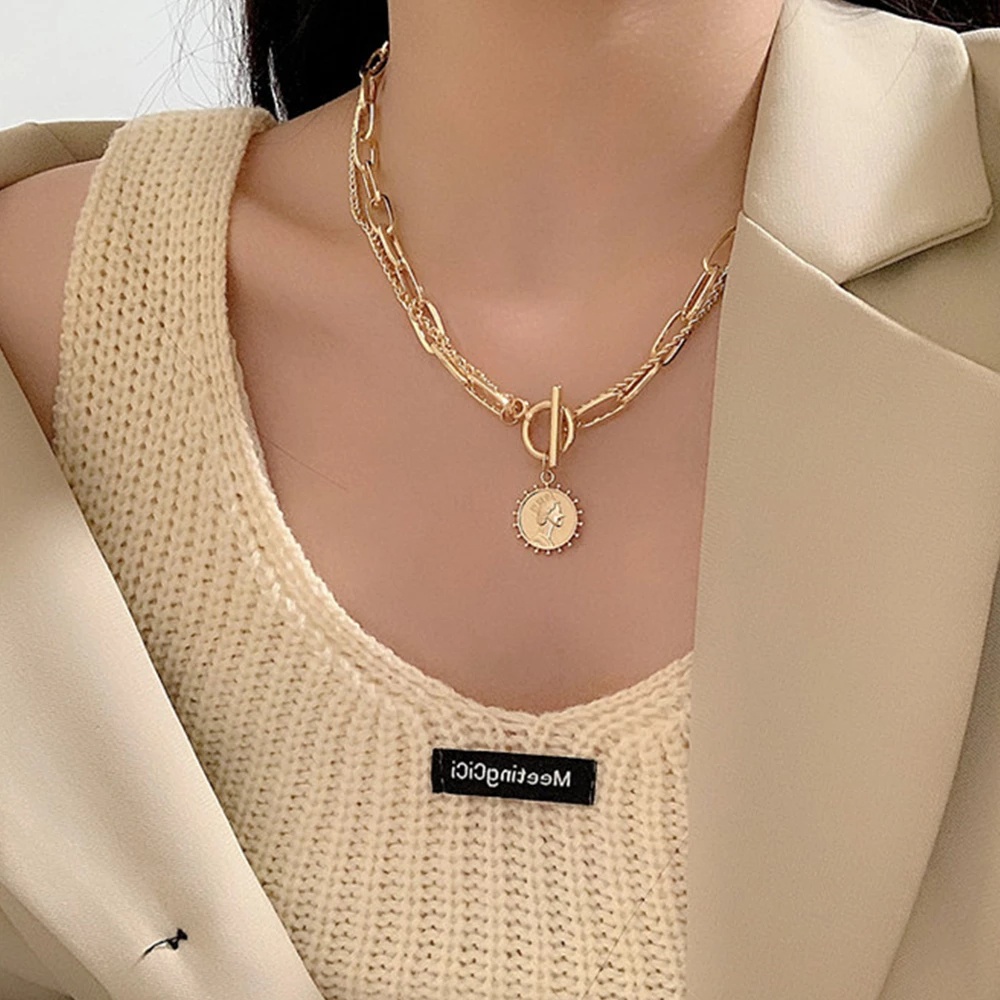 Kalung Choker Rantai Multilayer Dengan Liontin Bulan Sabit Aksen Kristal Untuk Wanita