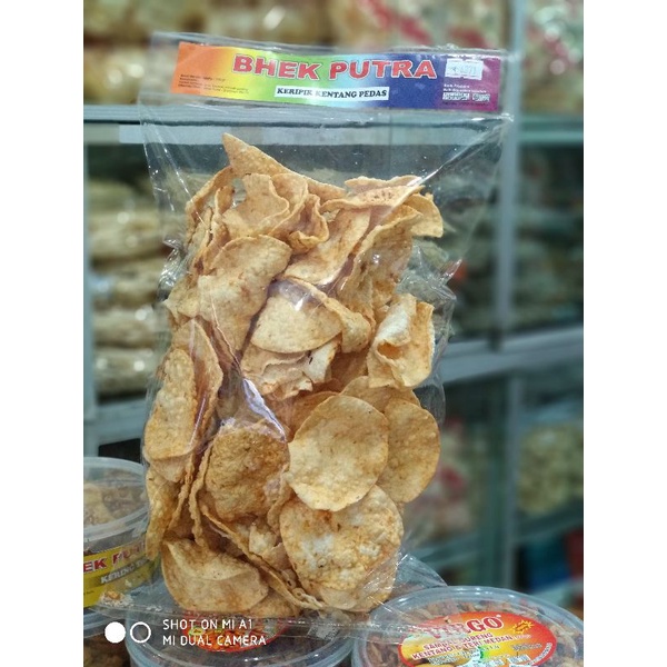 

keripik kripik kentang pedas bhek putra