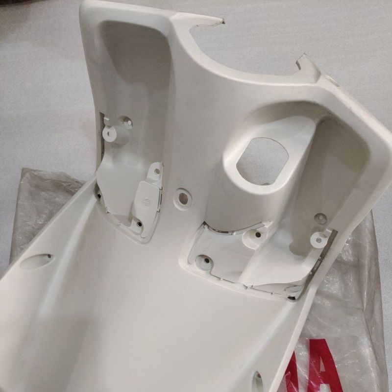 Cover Dek Kontak Legshield 2 Leksil Panel Inner warna PUTIH (SW) Yamaha Mio Soul Original 14D-F8312-