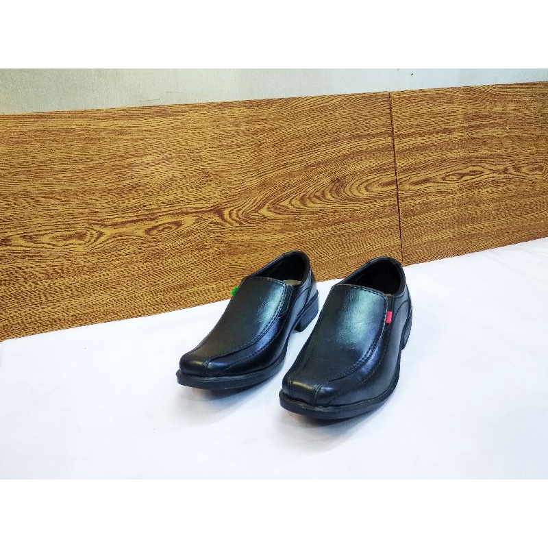 Sepatu Pantofel Kickers Pria Sepatu Slip On Kerja Formal  Sepatu Slop Pria Murah Semi Kulit Mewah Elegan dan Trandy