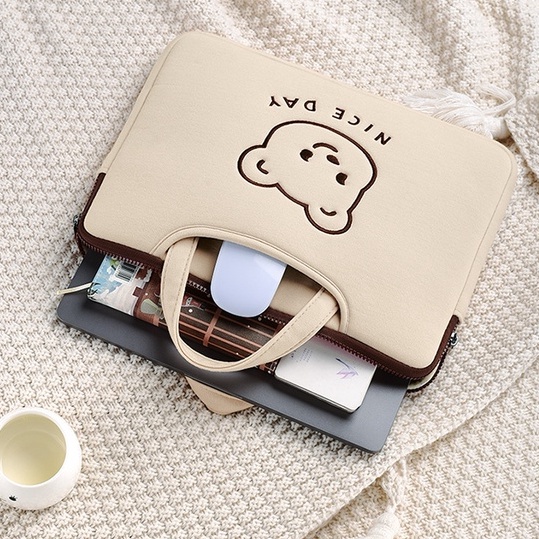 Sleeve Pouch Sarung Tas Bag Case Ipad Tab Tablet Macbook Air Pro Laptop Asus Acer Lenovo HP Huawei 11 12 13 14 15 inch Motif Gambar Beruang Bear Warna Putih Krem Coklat White Brown Lucu Cute Murah Korean Model Tali Jinjing Banyak Slot Ruang Stationary