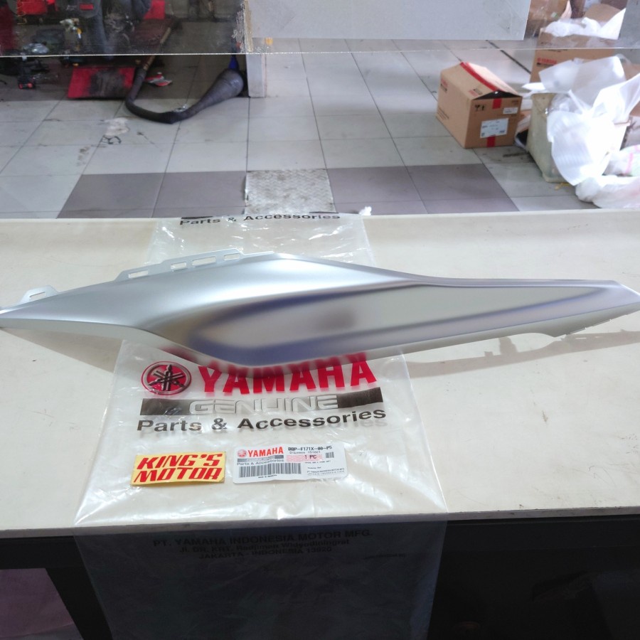 COVER BODY BELAKANG NEW AEROX KANAN SILVER BBP-P5 ASLI YAMAHA