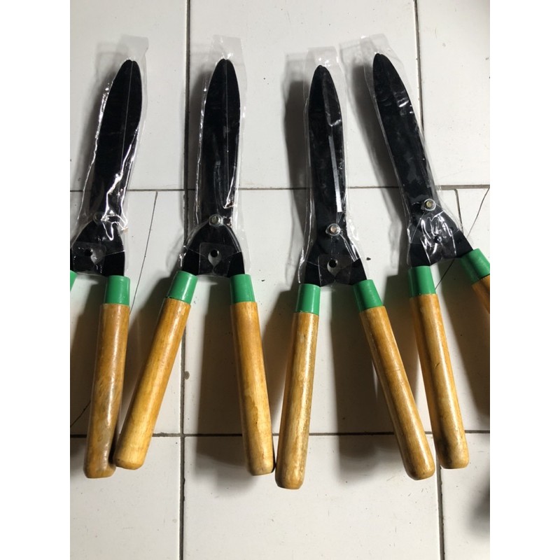 Gunting rumput / gunting taman