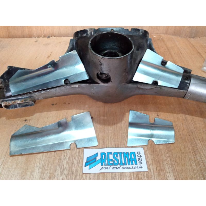 plat tutup stang bawah vespa super sprint bahan seperti original