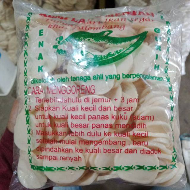 

Kemplang mentah dibuat dari ikan segar khas Palembang