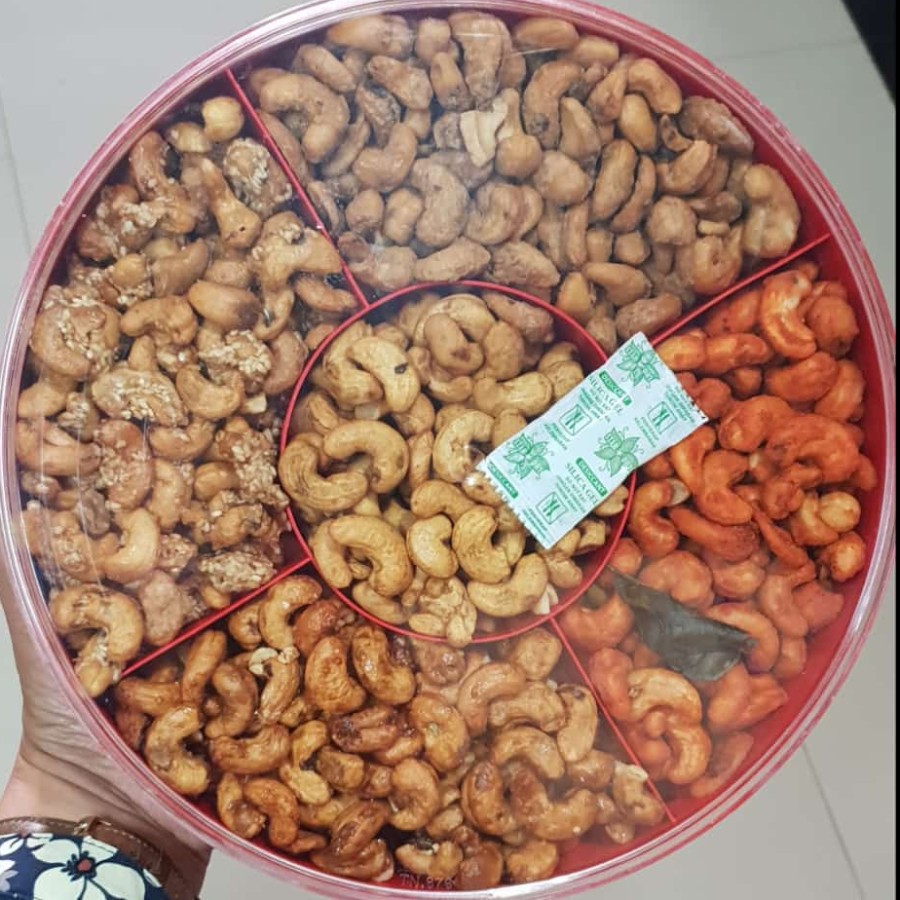 

Kacang Mede Sekat 5 Varian Rasa Terjual 4