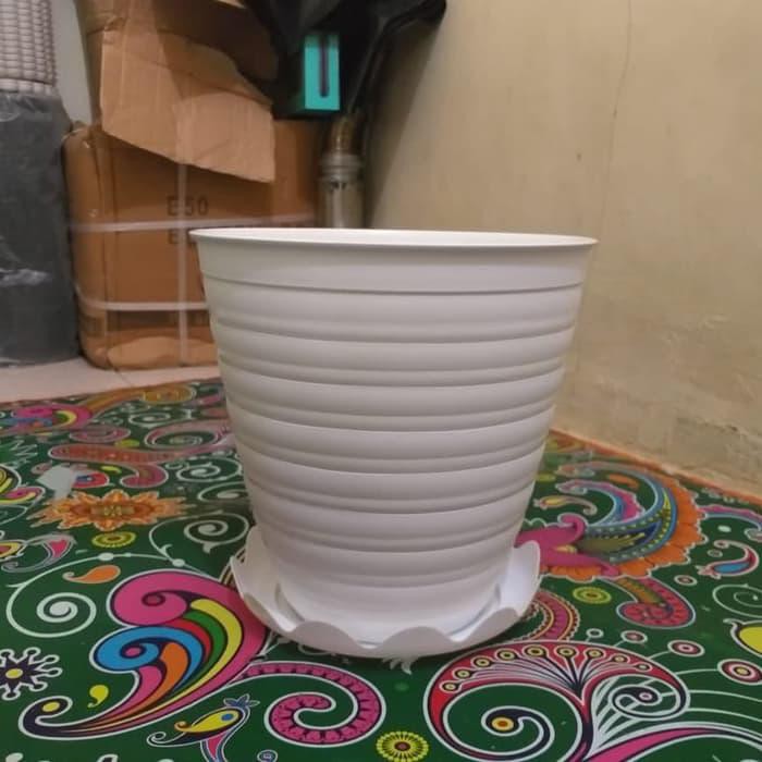 pot bunga tawon putih tinggi PIRUS 24cm tatakan putih pot bunga tawon putih tinggi PIRUS 24cm tatakan putih