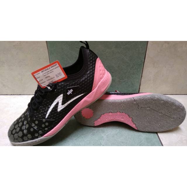 SPECS FUTSAL - METASALA KNIGHT IN BLACK / DARK GRANITE / MAIDEN PINK / GREY WHITE