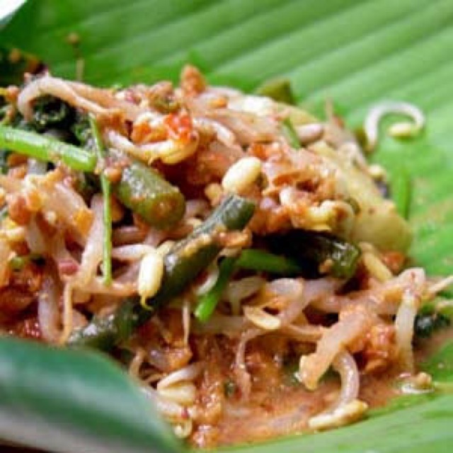 

Pecel sayur + lontong + krupuk merah