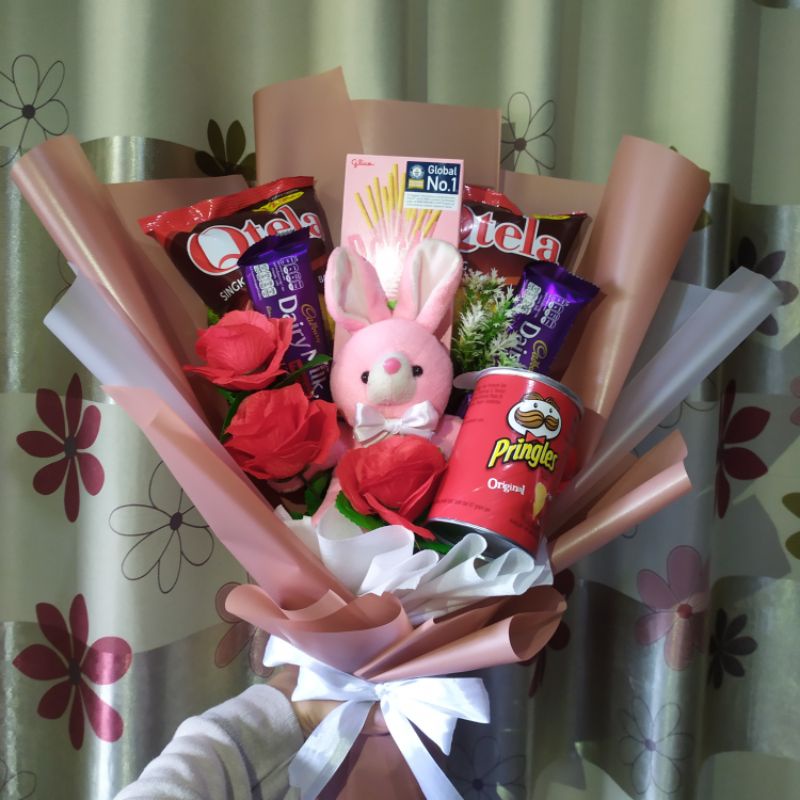 

BUCKET SNACK, BONEKA DAN BUNGA
