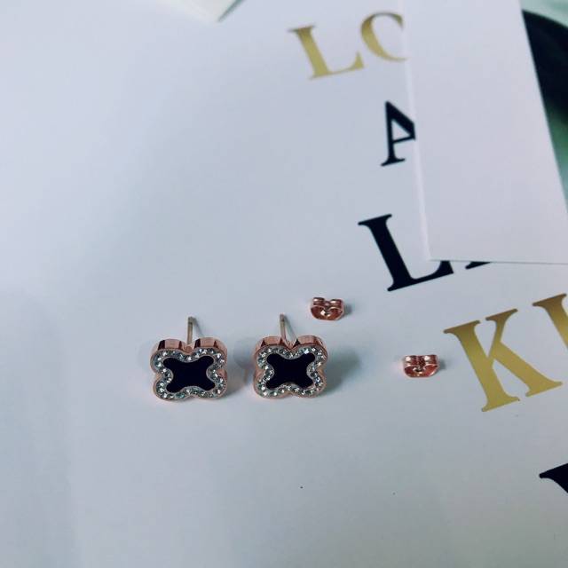 Anting fashion wanita / anting titanium import / akesoris perhiasan / anting stud LV anti karatan