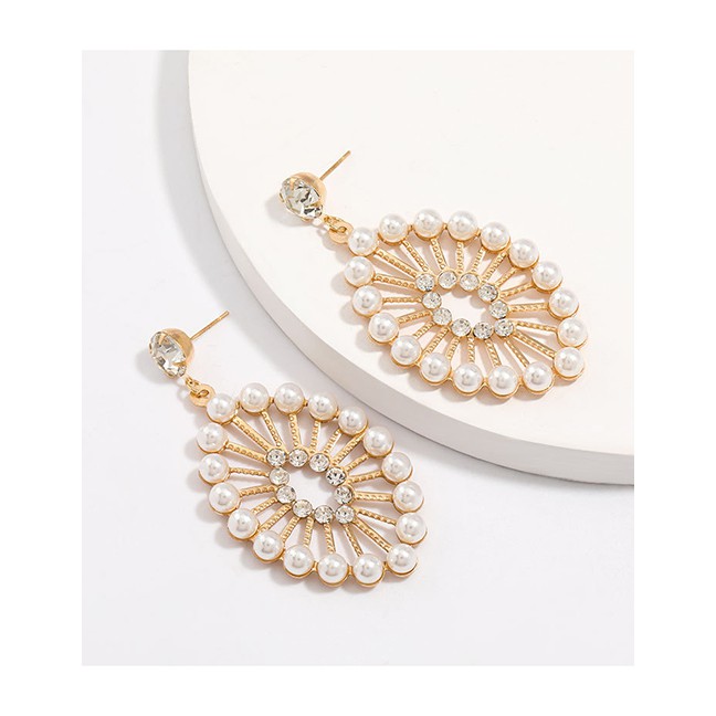 LRC Anting Tusuk Fashion Golden Oval Alloy Geometric Diamond Earrings With Pearls K10063