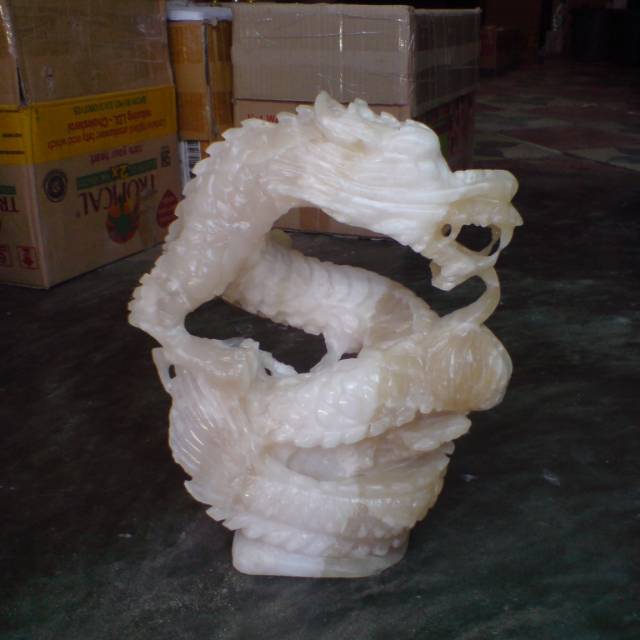 Patung naga kecil bahan onyx putih khas Tulungagung