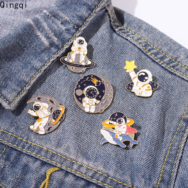 Bros Pin Enamel Bentuk Astronot Planet Roket Whale Star Moon Galaxy Coffee Bahan Metal Untuk Hadiah