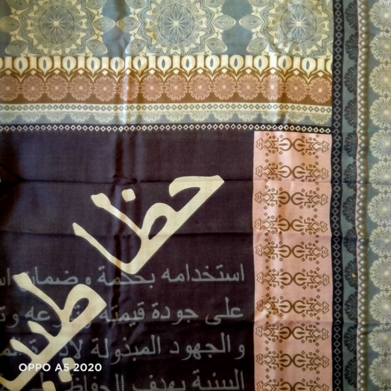 TERBARU JILBAB SEGIEMPAT VOAL MOTIF KORAN ARAB LASER CUT ORIGINAL 110×110-Kode A