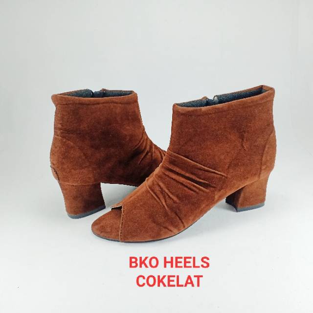 Emye BKO - Sepatu Heels Boots 5cm Wanita Bahan Suede Lembut Depan Terbuka Elegan 3 Varian Warna