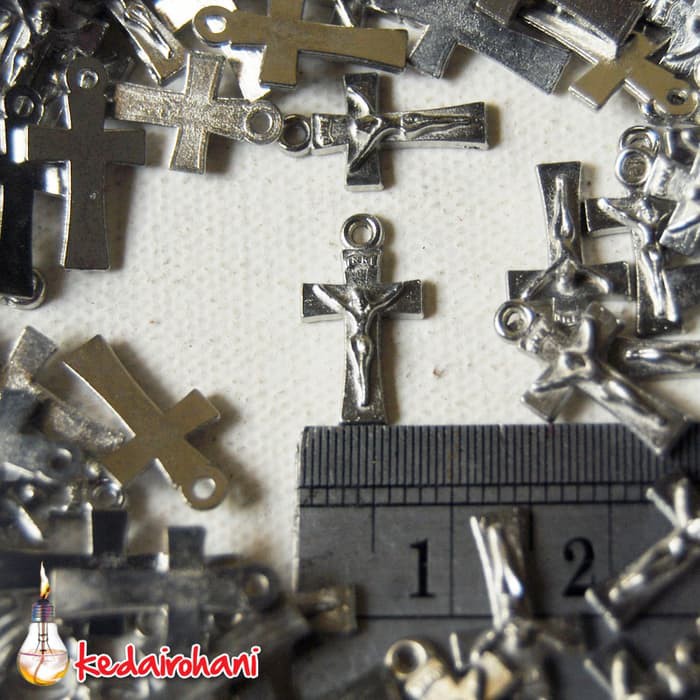 Cross Bandul Salib Logam Warna Nikel Bahan Souvenir Rosario Kecil