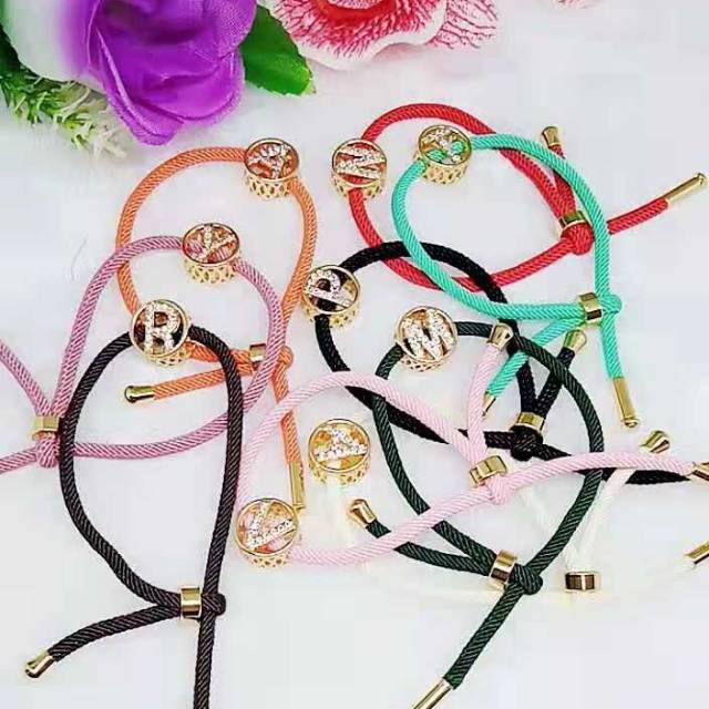 Gelang kain dengan huruf &amp; Liontin huruf