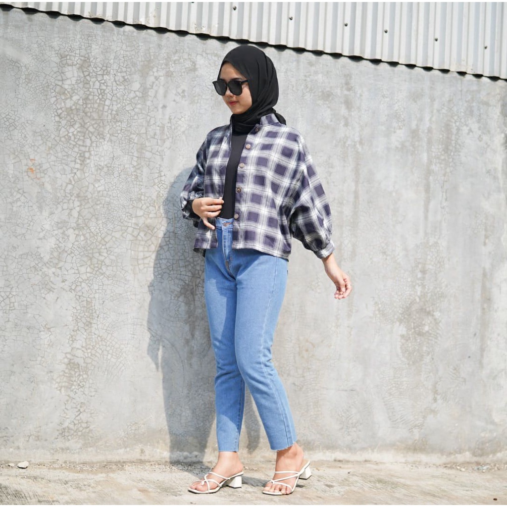 GFS SINDIE OVERSIZE BATWING WOOD BUTTON SHIRT