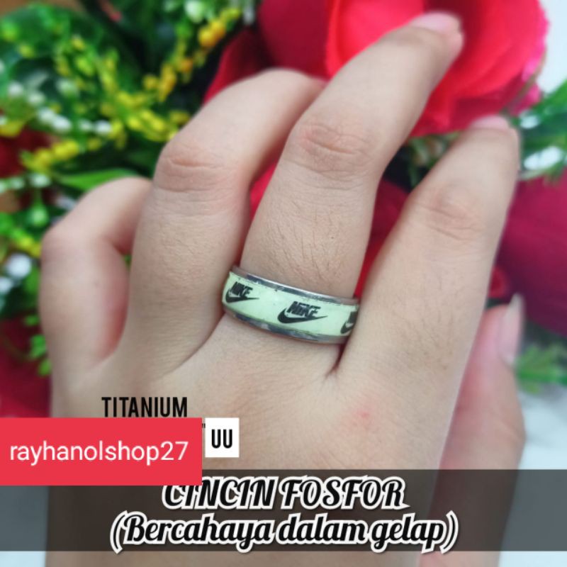 NEW&quot;&quot;CINCIN TITANIUM PRIA WANITA FOSFOR TERBARU BERCAHAYA TEMPAT GELAP MOTIF PILIHAN ANTI KARAT