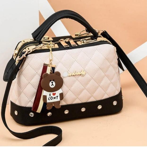 ➽ Tas Tangan Wanita dengan Bordir Kotak dan Gantungan Mainan Lucu Tas Kantor Wanita Selempang ☞