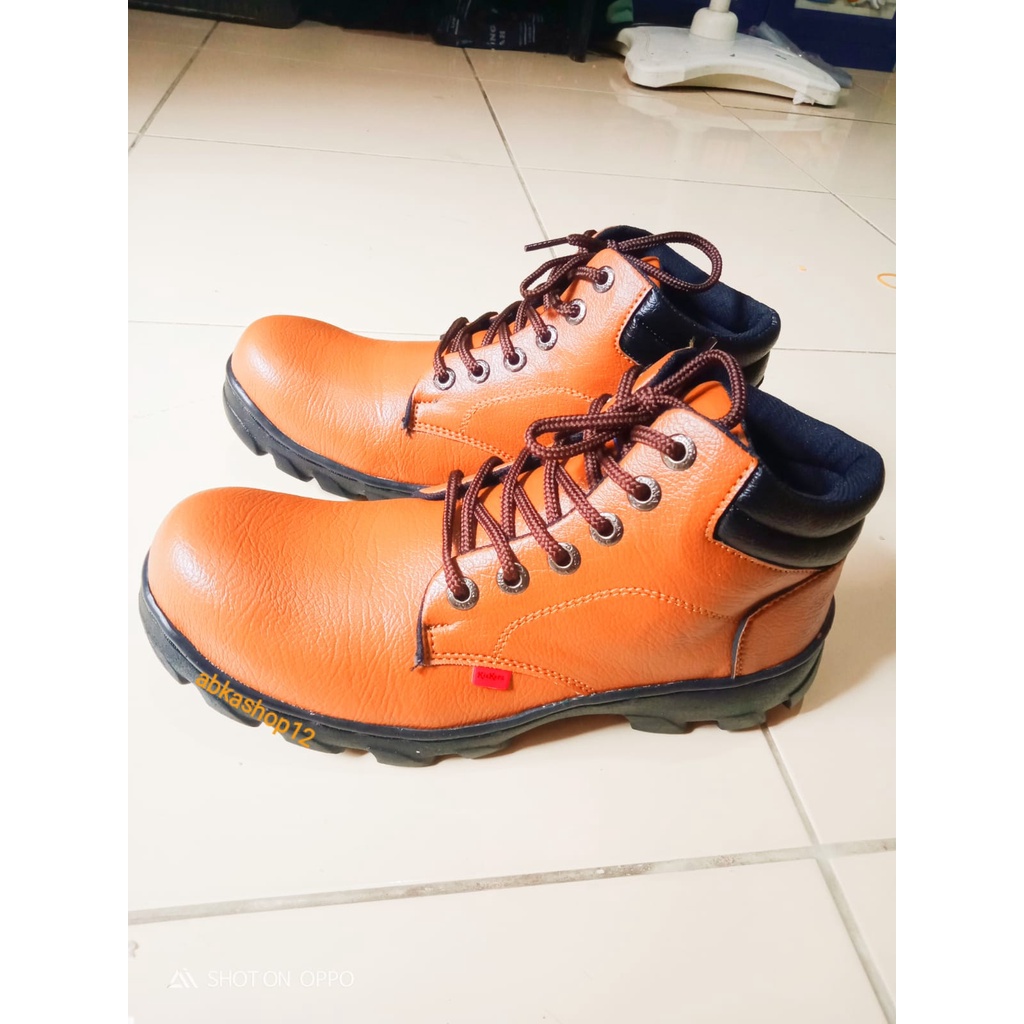 sepatu safty boots sepatu kerja pabrik lapangan dilengkapi besi diujungnya