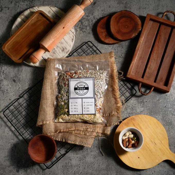 

mix nuts and dried fruit 250 gram
