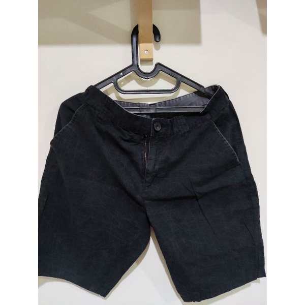 celana pendek pria Giordano Long Bermuda original size W 32 bekas Hitam Black