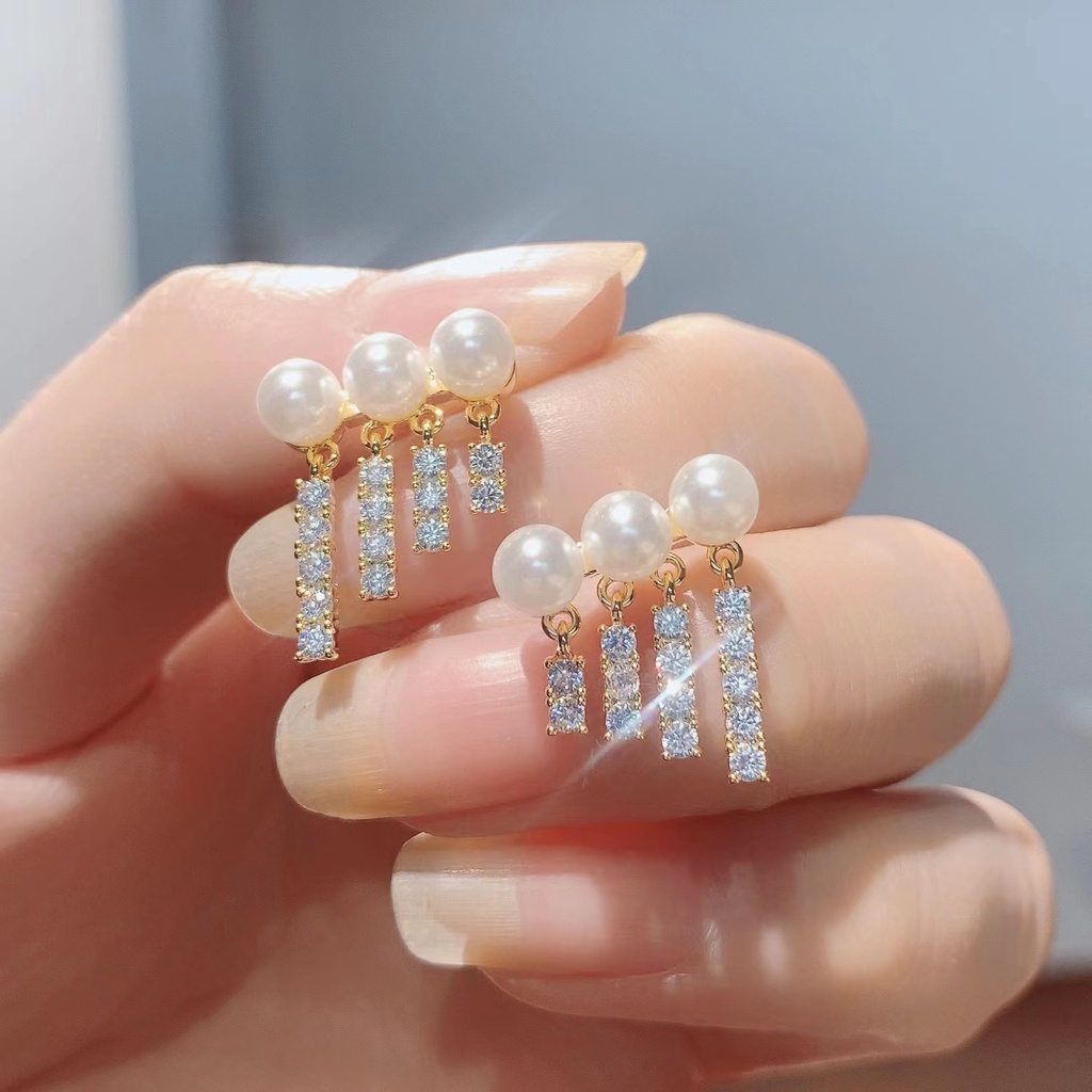 Anting Tusuk Gantung Temperament Desain Tiga Mutiara + Berlian Imitasi Gaya Korea / Simple Untuk Wanita