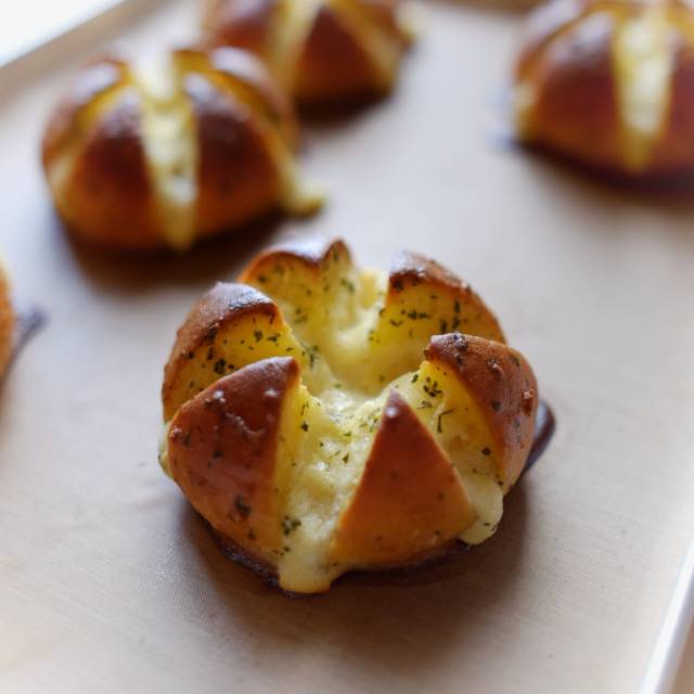ORIGINAL - Garlic Bread Cream Cheese Bun- Roti Keju Bawang Korea- Cream Cheese Garlic Bread Surabaya